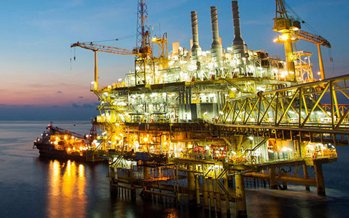 Dermaga Armada Darat Truk pengankut Solar Industri